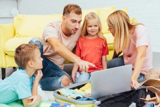 Familie der planlægger en all inclusive rejse sammen med deres børn